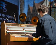 Koncert Jakuba Dereja na wrocławskim Rynku
