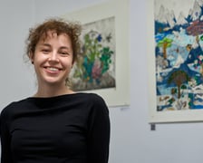 <p>Modesta Gorol podczas wernisażu wystawy &bdquo;Kwitnący horyzont&rdquo;</p>