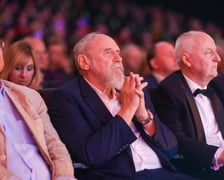 <p>W środku Andrzej Grabowski. Gala Festiwalu Reżyserii Filmowej i Festiwalu Aktorstwa Filmowego we Wrocławskim Centrum Kongresowym</p>