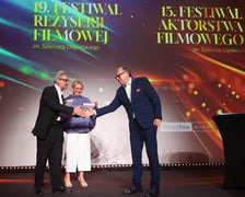 <p>Zbigniew Buczkowski, Robert Gonera i Anna Samusionek. Gala Festiwalu Reżyserii Filmowej i Festiwalu Aktorstwa Filmowego we Wrocławskim Centrum Kongresowym</p>