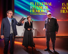 <p>Zbigniew Zamachowski, Gabriela Muskała oraz Wojciech Smarzowski. Gala zakończenia Festiwali Reżyserii Filmowej i Aktorstwa Filmowego we Wrocławkskim Centrum Kongresowym</p>