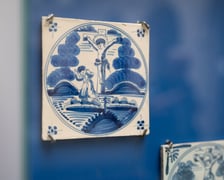 <p>Wystawa &bdquo;Płytki, flizy, tafelki. Ceramiczne intermezza&rdquo; do 30 września w holu i w skarbcu Muzeum Narodowego</p>