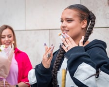 Odsłonięcie krasnala Sary James pod Teatrem Muzycznym Capitol, 6 czerwca 2026