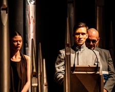 <p>Dominik Smaruj w spektaklu&nbsp; &bdquo;Czekając na barbarzyńc&oacute;w&rdquo;</p>