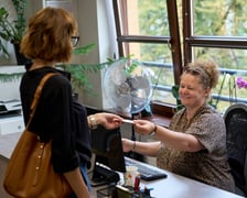 <p>Odbi&oacute;r wejści&oacute;wek na spotkanie z Olgą Tokarczuk we Wrocławskim Domu Literatury</p>