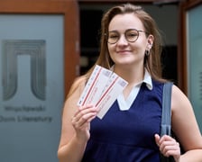 <p>Odbi&oacute;r wejści&oacute;wek na spotkanie z Olgą Tokarczuk we Wrocławskim Domu Literatury</p>