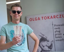 <p>Odbi&oacute;r wejści&oacute;wek na spotkanie z Olgą Tokarczuk we Wrocławskim Domu Literatury</p>