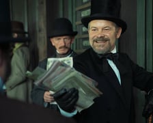 <p>Jacek Braciak w roli Tomasza Łęckiego. Scena z wyścig&oacute;w konnych. Zdjęcia z planu serialu "Lalka" Netflixa</p>