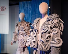 <p>Otwarcie wystawy "woda a moda", przygotowanej przez Fundację Play Sustain w Hydropolis. Wrocław, 22.09.2026</p>