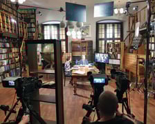 Profesor Jan Miodek na planie programu "Słownik polsko@polski", który jest nagrywany we Wrocławiu