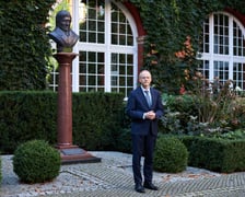 Na zdjęciu: dyrektor Łukasz Kamiński na dziedzińcu Ossolineum