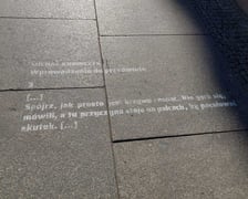 Na zdjęciu fragment wiersza napisany na płytach chodnika