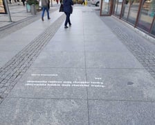 Na zdjęciu fragment wiersza napisany na ulicy