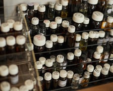 Pokój w bloku na Klecinie wypełniają składniki do robienia perfum