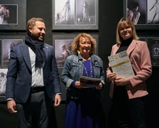 <p>Na zdjęciu wystawa w Muzeum Teatru - nagrodzone prace w II Konkursie Dyplom&oacute;w Scenografii Uczelni Artystycznych - Marta Bartosik odbiera nagrodę z rąk prof. Elżbiety Wernio oraz rektora wrocławskiej ASP, prof. Wojciecha Pukocza</p>