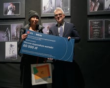 <p>Na zdjęciu wystawa w Muzeum Teatru - nagrodzone prace w II Konkursie Dyplom&oacute;w Scenografii Uczelni Artystycznych - mama Karoliny Kempińskiej odbiera za c&oacute;rkę nagrodę, stypendium od firmy JLL z rąk Mateusza Boncy z JLL</p>