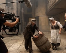 <p>Na planie filmu &bdquo;Pani od polskiego&rdquo; we Wrocławiu &ndash; w podw&oacute;rku pałacu Wallenberg-Pachalych na Szajnochy</p>