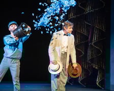 <p>Scena otwierająca musical &bdquo;I statek płynie&rdquo; na scenie Teatru Muzycznego Capitol</p>
