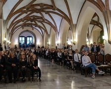 <p>Uroczystość wręczenia stypendi&oacute;w artystycznych w Sali Wielkiej ratusza</p>