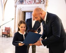 <p>Uroczystość wręczenia stypendi&oacute;w artystycznych w Sali Wielkiej ratusza</p>