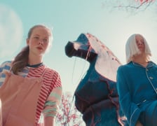 <p>Z lewej Ada Niezg&oacute;dka, gł&oacute;wna bohaterka nowej wersji "Akademii...". W tej roli&nbsp;Antonina Litwiniak, kt&oacute;ra ma już na koncie role w "W sztuce kochania" czy "Planecie singli 2"</p>