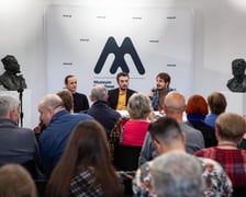 <p>Bartosz Bielenia i Paweł Maślona oraz Piotr Czerkawski podczas spotkania w Panoramie Racławickiej</p>