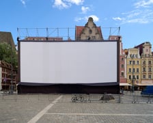 <p>Ekran na wrocławskim rynku w budowie. Od piątku 19 lipca seanse za darmo podczas Festiwalu Nowe Horyzonty</p>
