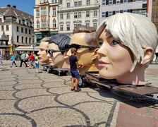 Wielkie głowy gwiazd Męskiego Grania na pl. Solnym