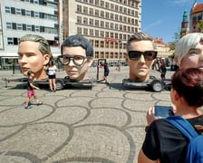 Wielkie głowy gwiazd Męskiego Grania na pl. Solnym