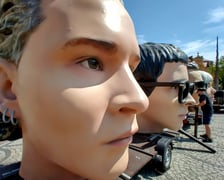 Wielkie głowy gwiazd Męskiego Grania na pl. Solnym
