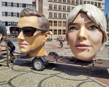 Wielkie głowy gwiazd Męskiego Grania na pl. Solnym