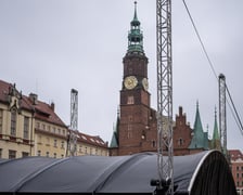 <p>Budowa sceny, na kt&oacute;rej 4 października wystąpią artyści</p>