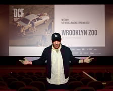 <p>Krzysztof Skonieczny w kinie DCF przed wrocławską premierą filmu &bdquo;Wrooklyn Zoo&rdquo;</p>