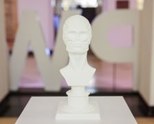<p>Na zdjęciu prace Wojciecha Siudmaka na wystawie w holu budynku A-1 Politechniki Wrocławskiej&nbsp;</p>