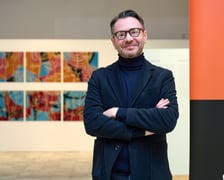 Tomasz Mikołajczak, kurator wystawy "Nowoczesne wnętrze" w Muzeum Architektury we Wrocławiu