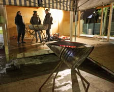 <p>Na zdjęciu wernisaż wystawy #Dług na Targowisku Jemiołowa</p>