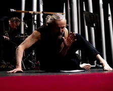 Zdjęcie z próby "Czekając na barbarzyńców" we Wrocławskim Teatrze Współczesnym