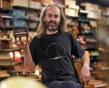 Paweł Romańczuk, twórca Galerii Toy Piano we Wrocławiu i założyciel zespołu Małe Instrumenty