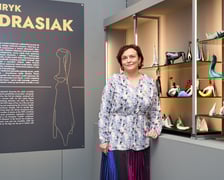 <p>dr Barbara Banaś na wystawie &bdquo;Wielka czw&oacute;rka i inni. Ceramiczna rzeźba kameralna w PRL-u&rdquo; w Muzeum Narodowym&nbsp;</p>