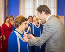 <p>Sabina Nychter i wicewojewoda&nbsp;Piotr Sebastian Kozdrowicki; uroczystość wręczenia odznaczeń w sali na antresoli dworca Wrocław Gł&oacute;wny (18 stycznia</p>