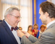 <p>Marek Pisarski i wicewojewoda&nbsp;Piotr Sebastian Kozdrowicki; uroczystość wręczenia odznaczeń w sali na antresoli dworca Wrocław Gł&oacute;wny (18 stycznia</p>
