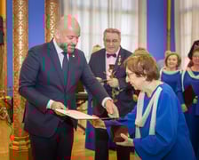 Uroczystość wręczenia odznaczeń w sali na antresoli dworca Wrocław Główny (18 stycznia