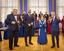 Uroczystość wręczenia odznaczeń w sali na antresoli dworca Wrocław Główny (18 stycznia