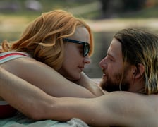 <p>Mateusz Kościukiewicz (Mikołaj) i znakomita Jaśmina Polak w roli jego żony - dziennikarki. Kadr z serialu &bdquo;Wzg&oacute;rze ps&oacute;w&rdquo;</p>