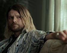 <p>Mateusz Kościukiewicz w roli Mikołaja Głowackiego. Kadr z serialu&nbsp;&bdquo;Wzg&oacute;rze ps&oacute;w&rdquo;</p>