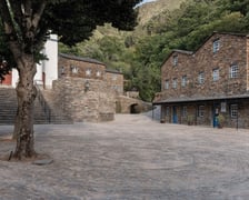 <p>Plac i Biuro informacji turystycznej w Piodo</p>