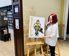 Przygotowania do wystawy prac Elżbiety Wodały