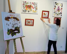 Przygotowania do wystawy prac Elżbiety Wodały