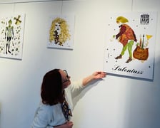 Przygotowania do wystawy prac Elżbiety Wodały