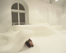 <p>Jakub Szczęsny, Aleksandra Wasilkowska, instalacja Chmura, przestrzeń warsztatowa, Galeria Zachęta</p>